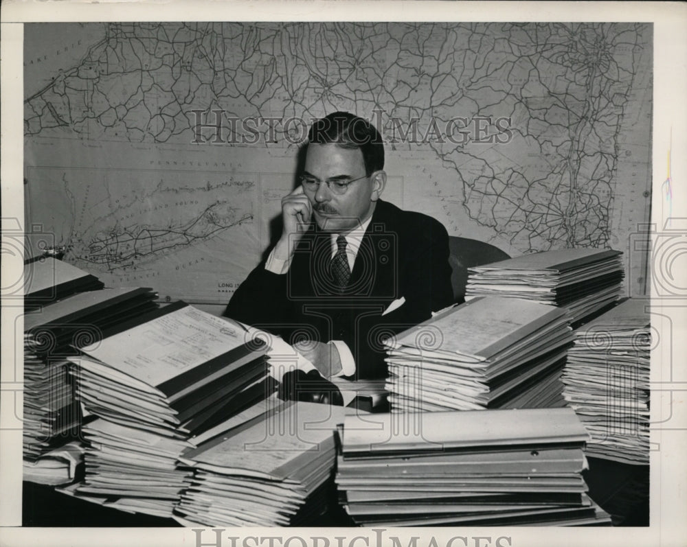 1948 Press Photo GOP Presidential nominee Thomas Dewey at a desk - nep05885