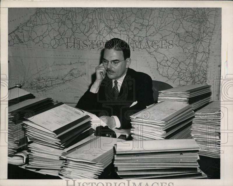 Load image into Gallery viewer, 1948 Press Photo GOP Presidential nominee Thomas Dewey at a desk - nep05885
