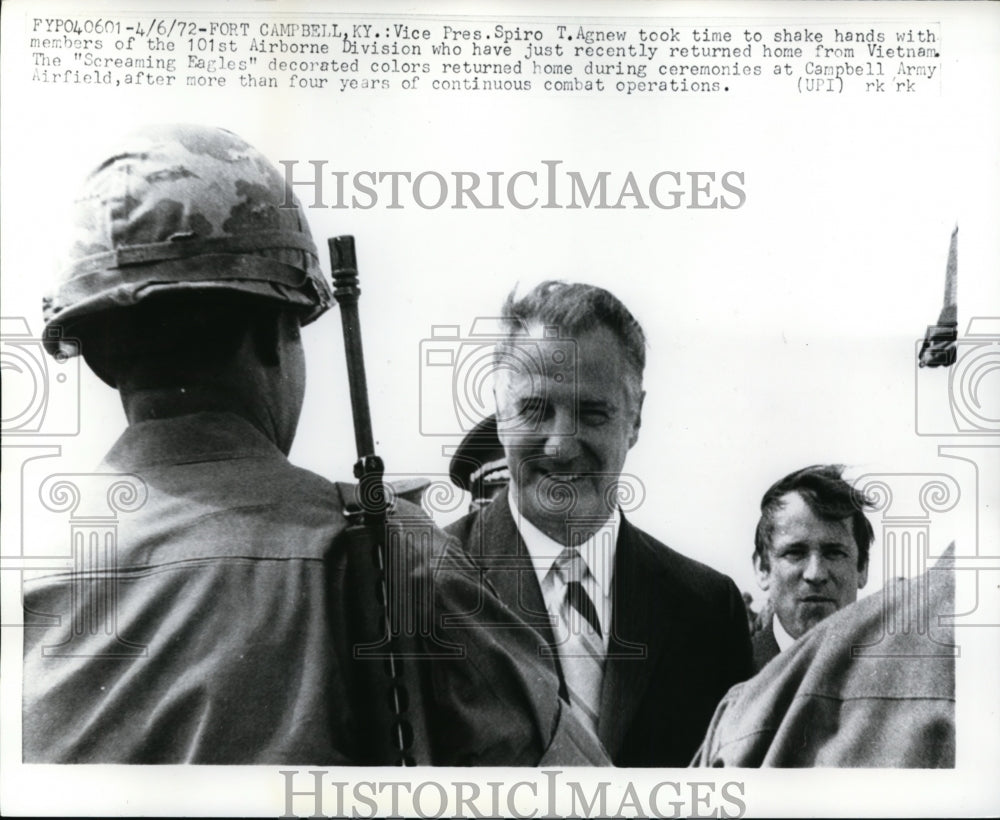 1972 Press Photo VP Spiro Agnew Shakes Hands with 101st Airborne Division Troops