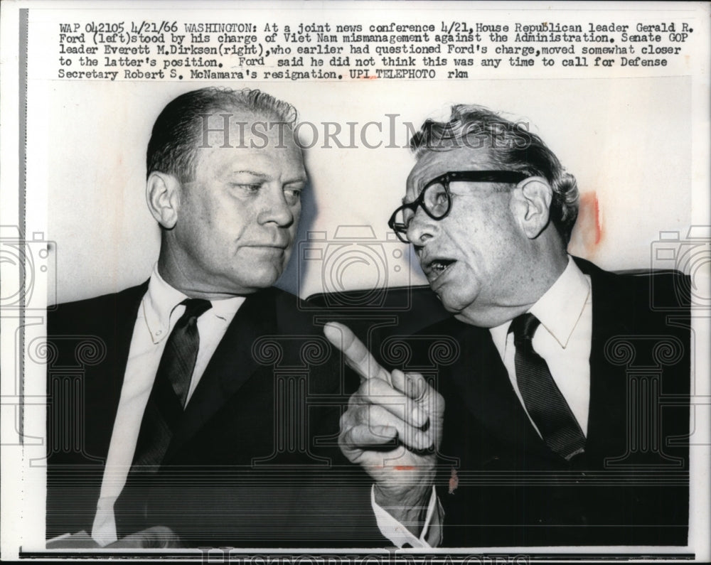 1966 Press Photo Gerald Ford, Everett Dirksen confer after news conference in DC
