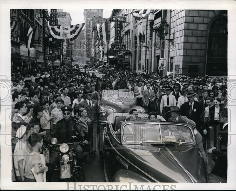 Load image into Gallery viewer, 1944 Press Photo Gov &amp; Mrs. Thomas Dewey Ride into Charleston, PA - nep05969
