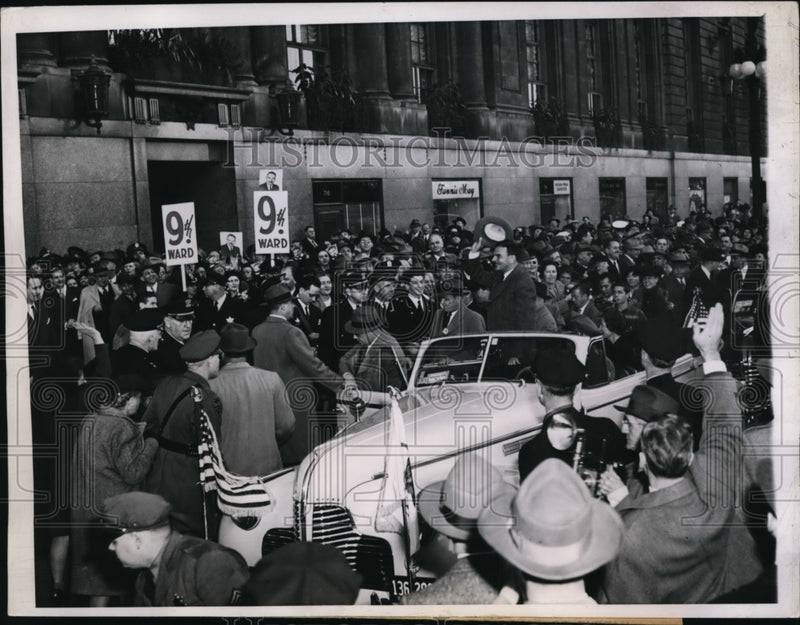 Load image into Gallery viewer, 1944 Press Photo NY Gov Thomas E Dewey in Chicago, Women's Group Guest of Honor
