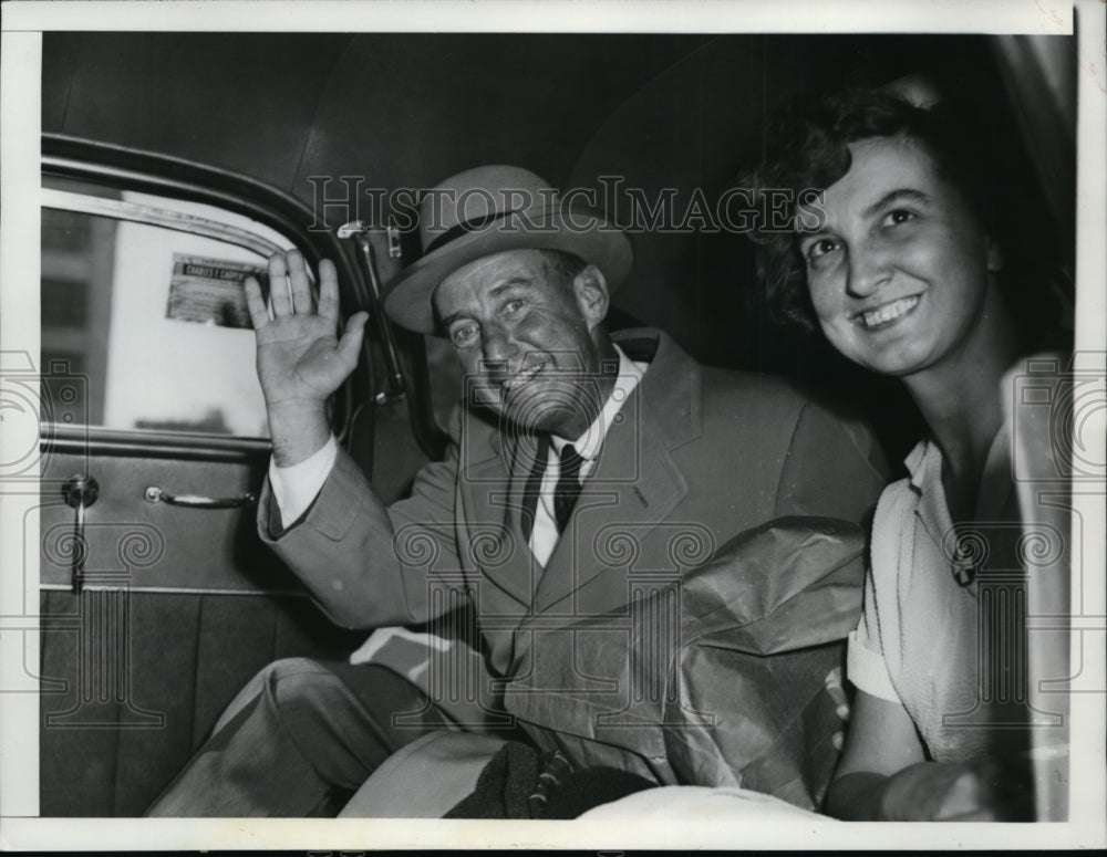 1954 Press Photo Adlai Stevenson Leaves Passavant Hospital, Chicago - nep06025