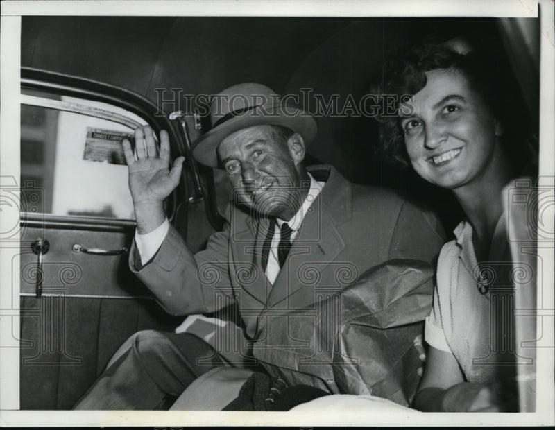 Load image into Gallery viewer, 1954 Press Photo Adlai Stevenson Leaves Passavant Hospital, Chicago - nep06025
