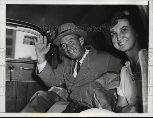 1954 Press Photo Adlai Stevenson Leaves Passavant Hospital, Chicago - nep06025