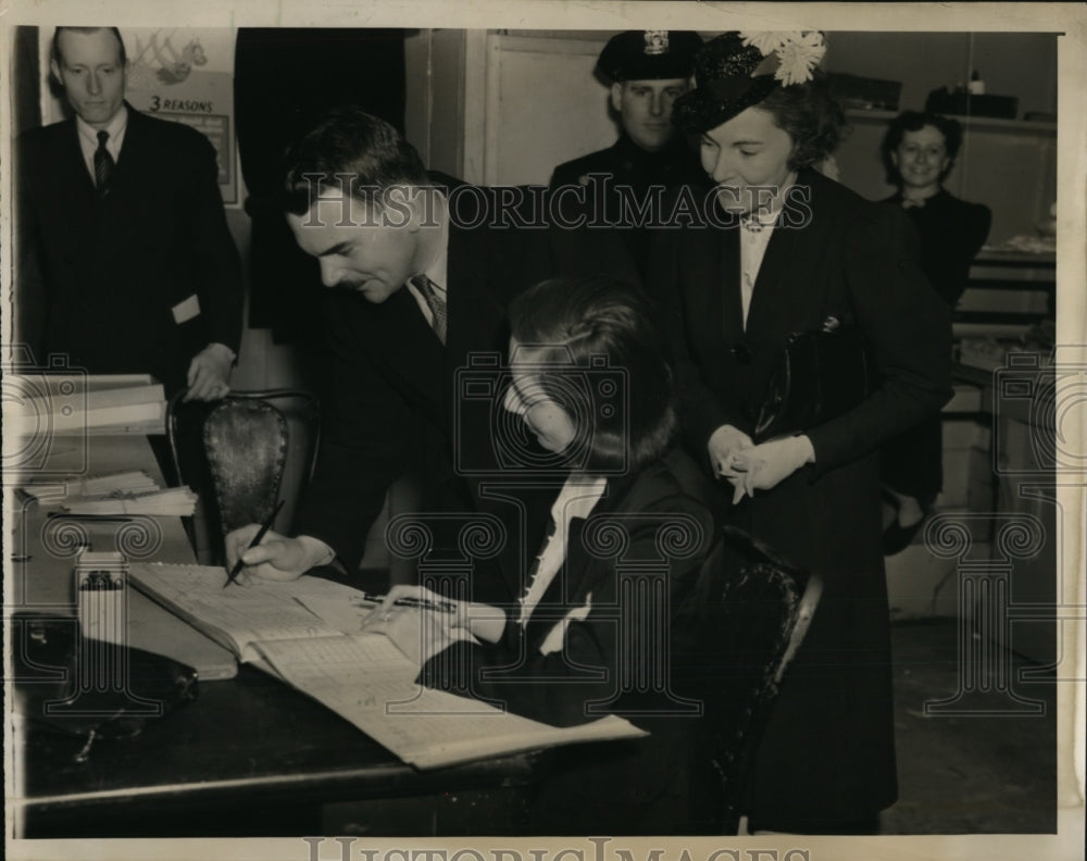 1940 Press Photo Mr & Mrs Thomas Dewey Cast Ballots in Primary Election New York