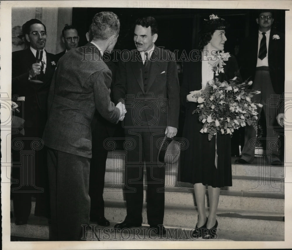 1940 Press Photo Thomas E. Dewey & Wife Greeted by NY District Atty in NY