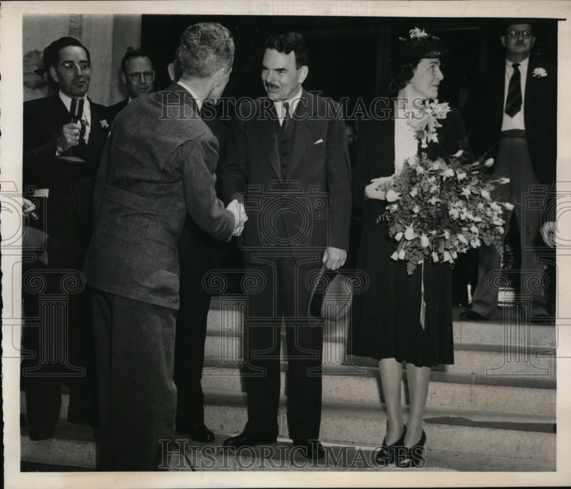 Load image into Gallery viewer, 1940 Press Photo Thomas E. Dewey &amp; Wife Greeted by NY District Atty in NY
