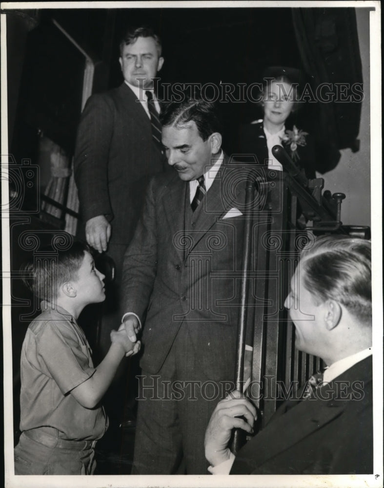 Load image into Gallery viewer, 1944 Press Photo Presidential candidate Thomas Dewey,Dan Myers in Indiana
