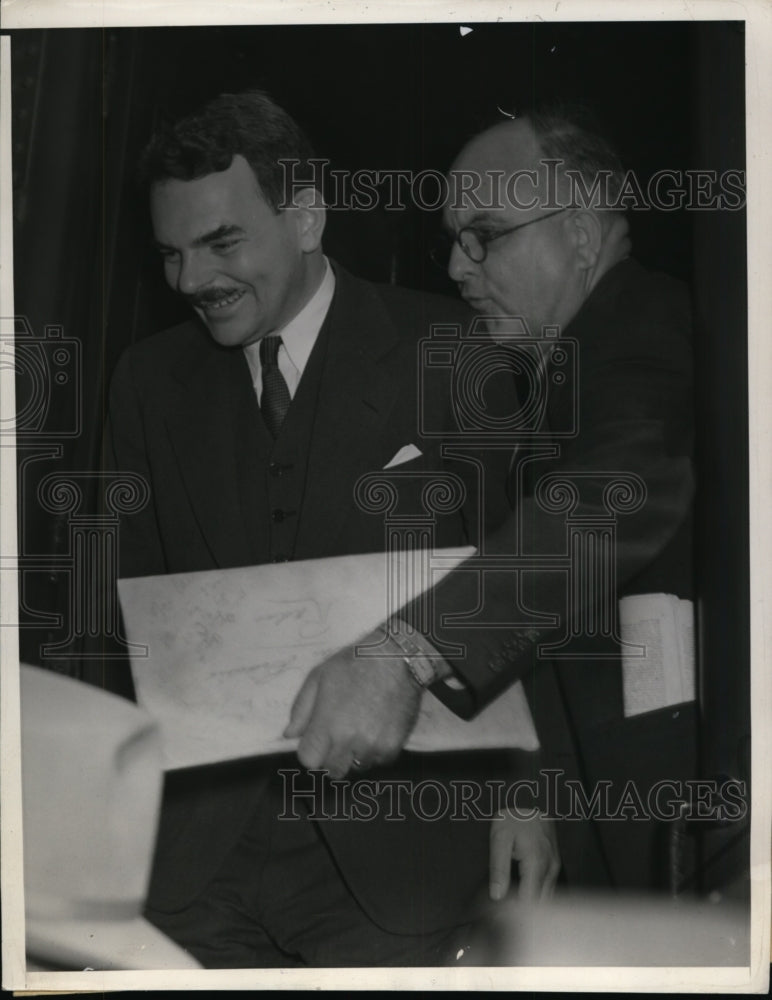 Load image into Gallery viewer, 1940 Press Photo Thomas Dewey at Union Station Los Angeles - nep06114
