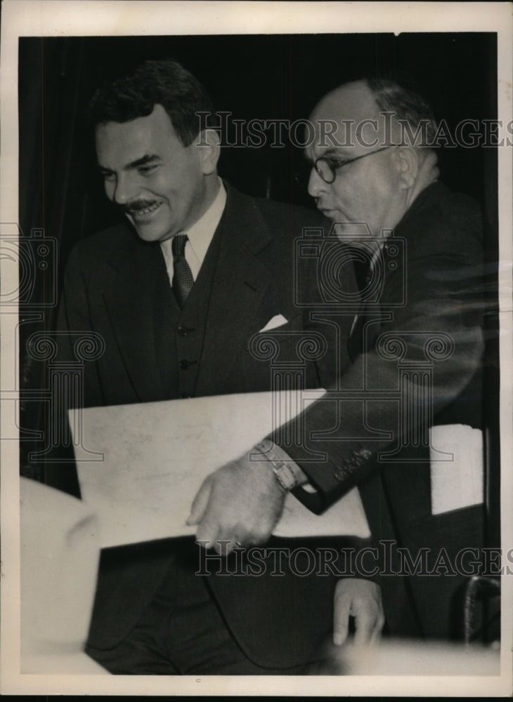 Load image into Gallery viewer, 1940 Press Photo Thomas Dewey Arrives at Union Station, Los Angeles - nep06115

