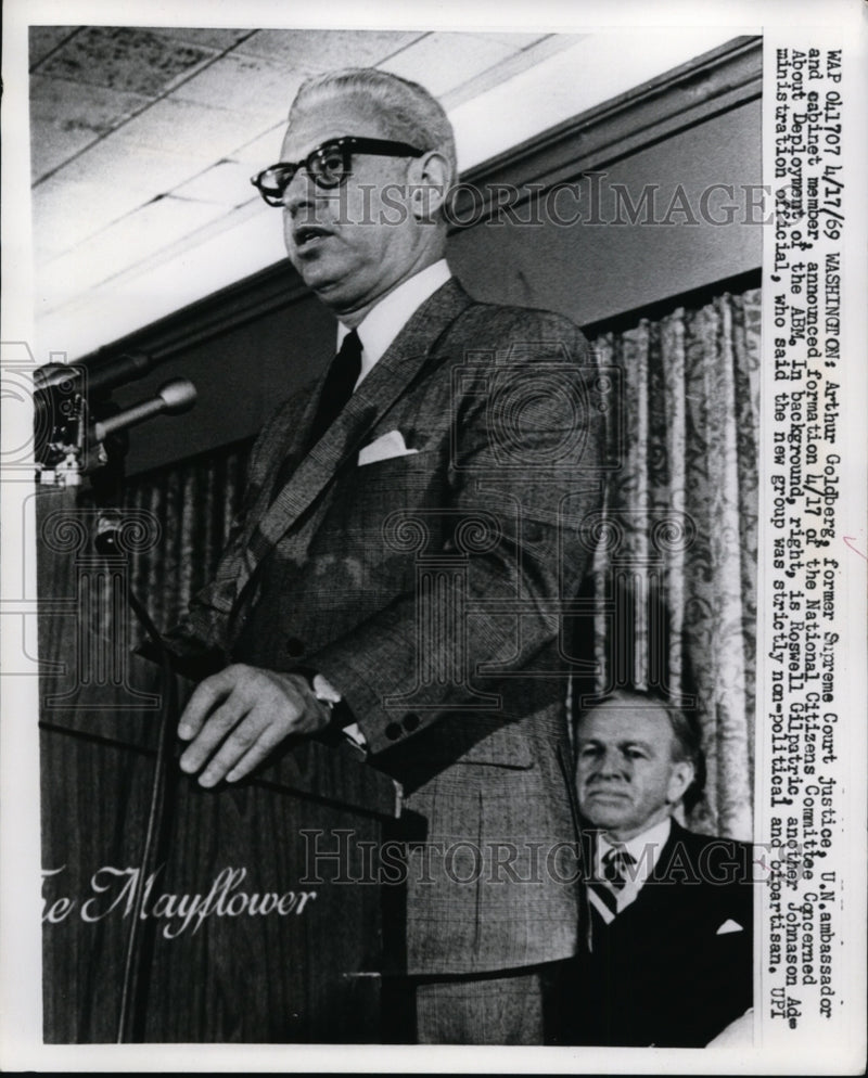 Load image into Gallery viewer, 1969 Press Photo Arthur Goldberg, Roswell Gilpatric Announce Committee Formation
