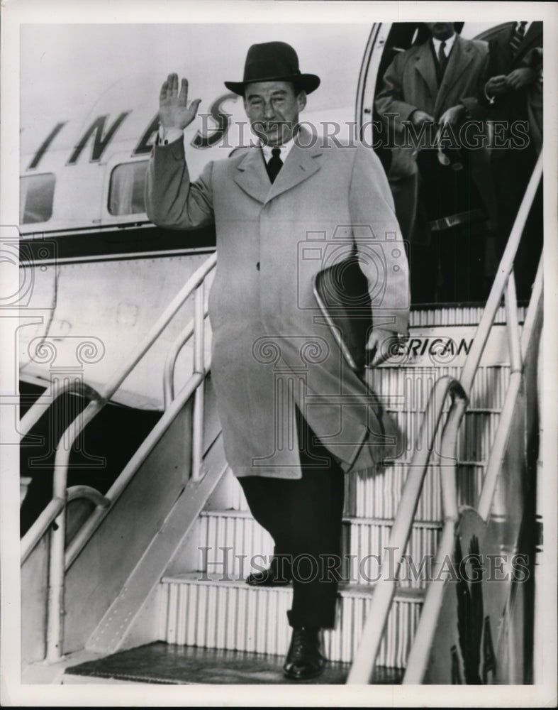 1952 Press Photo Adlai Stevenson Arrives in Washington, D.C., Announces Campaign
