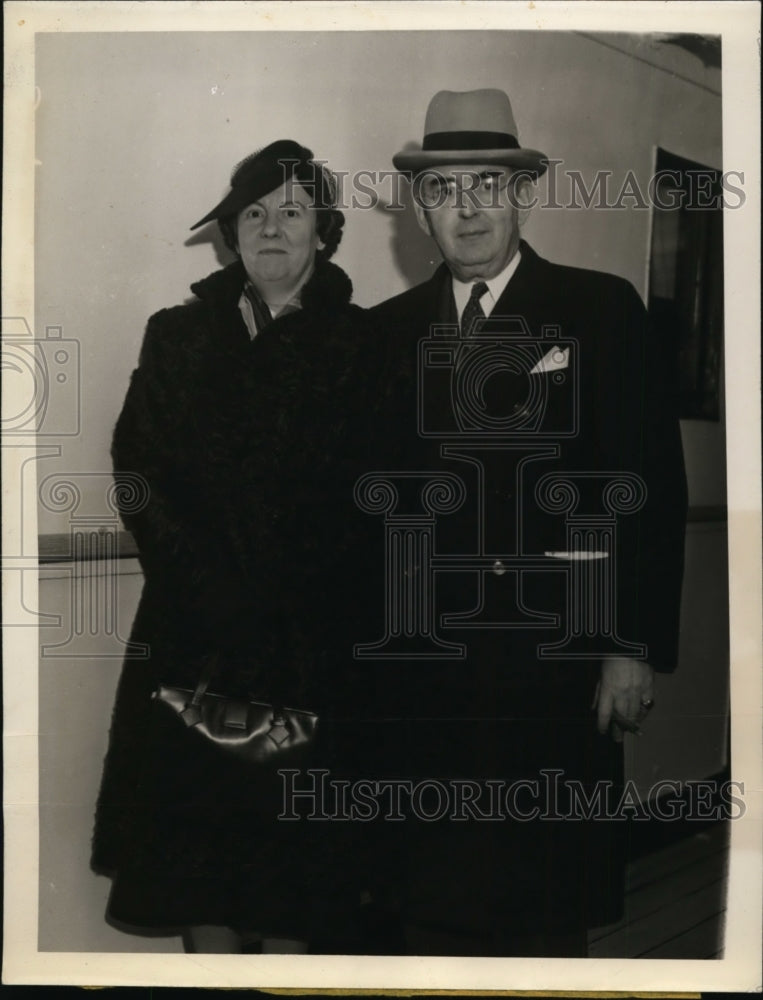 Load image into Gallery viewer, 1938 Press Photo Senator Arthur Vandenberg &amp; Wife Hazel Aboard SS Transylvania
