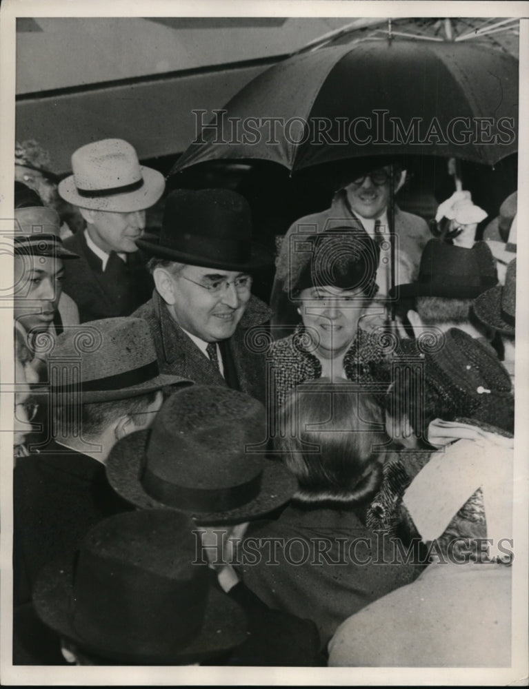 Load image into Gallery viewer, 1940 Press Photo Arthur Vandenberg &amp; Wife Hazel in Grand Rapids, Michigan
