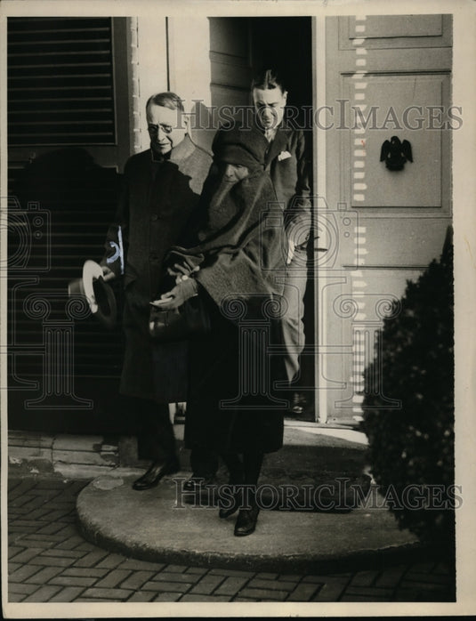 1929 Press Photo Bertha Underwood Leaving Woodland Estate for Husband's Funeral