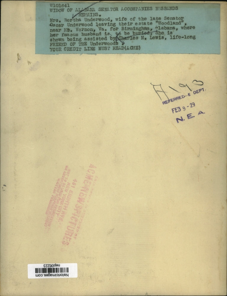 1929 Press Photo Bertha Underwood Leaving Woodland Estate for Husband's Funeral