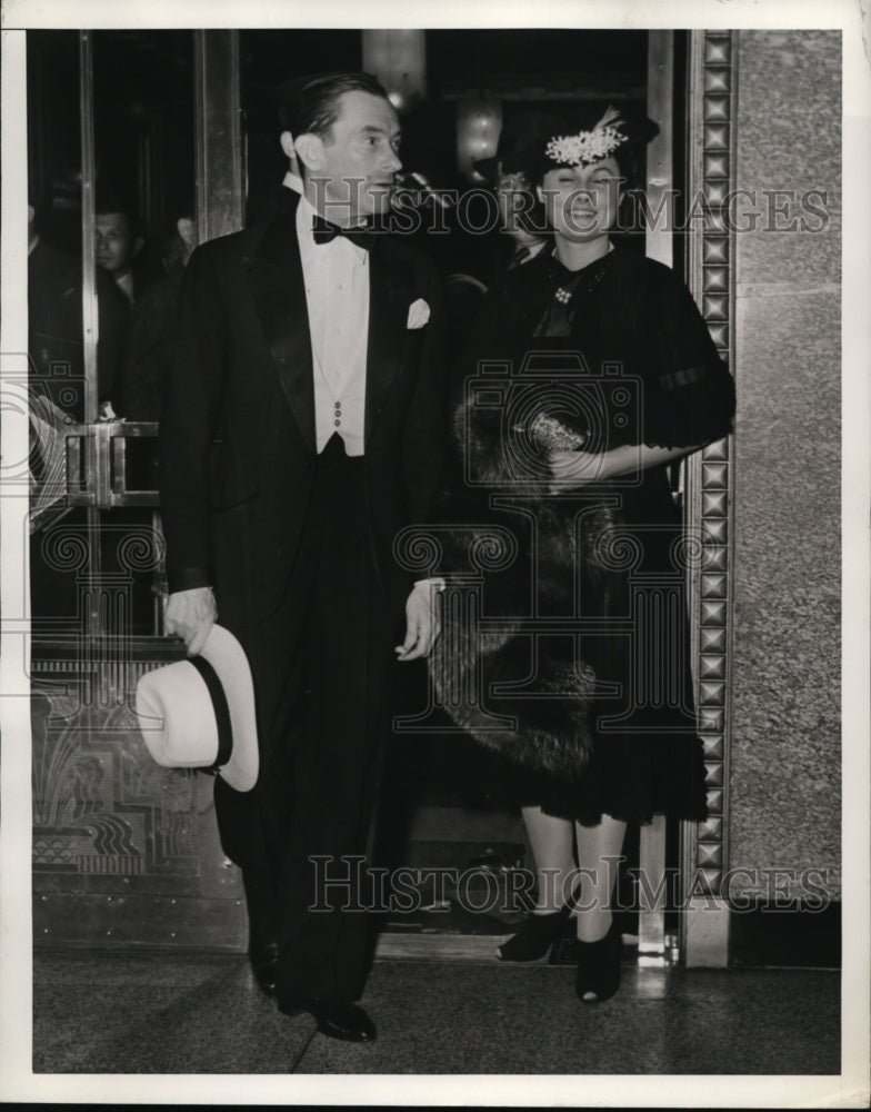Load image into Gallery viewer, 1938 Press Photo NYC Mayor &amp; Mrs James J Walker at a function - nep06397
