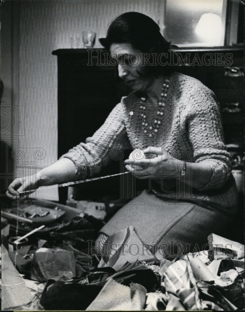 Load image into Gallery viewer, 1966 Press Photo Barbara Rogers Making Collages from Rags, London, England
