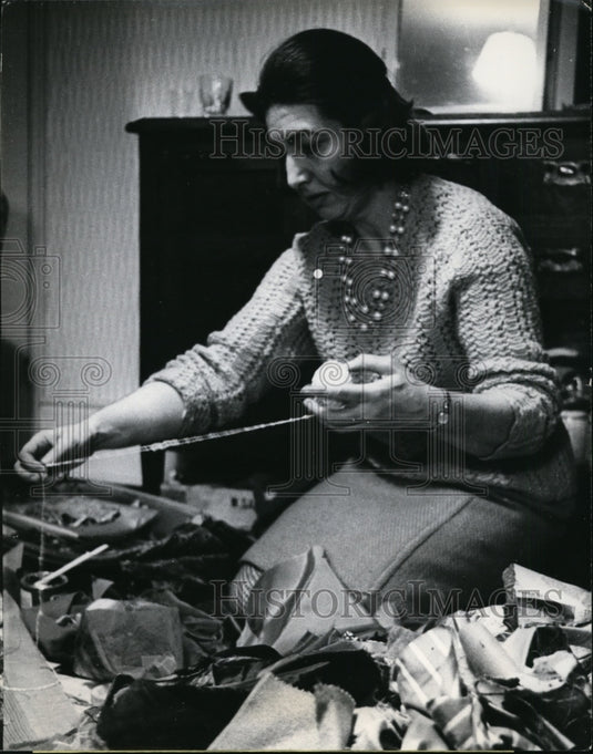 1966 Press Photo Barbara Rogers Making Collages from Rags, London, England