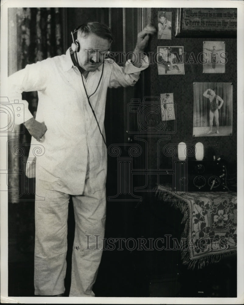 Press Photo Early Battery Operated Radio Set - nep06416