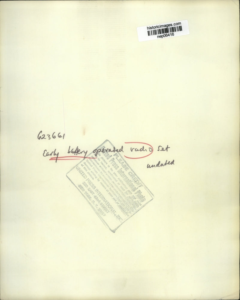 Press Photo Early Battery Operated Radio Set - nep06416