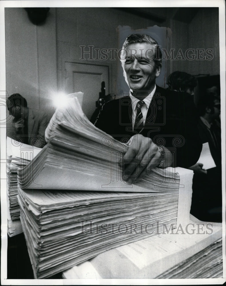 Load image into Gallery viewer, 1969 Press Photo Mayor John Lindsay of New York Files Petitions for Election
