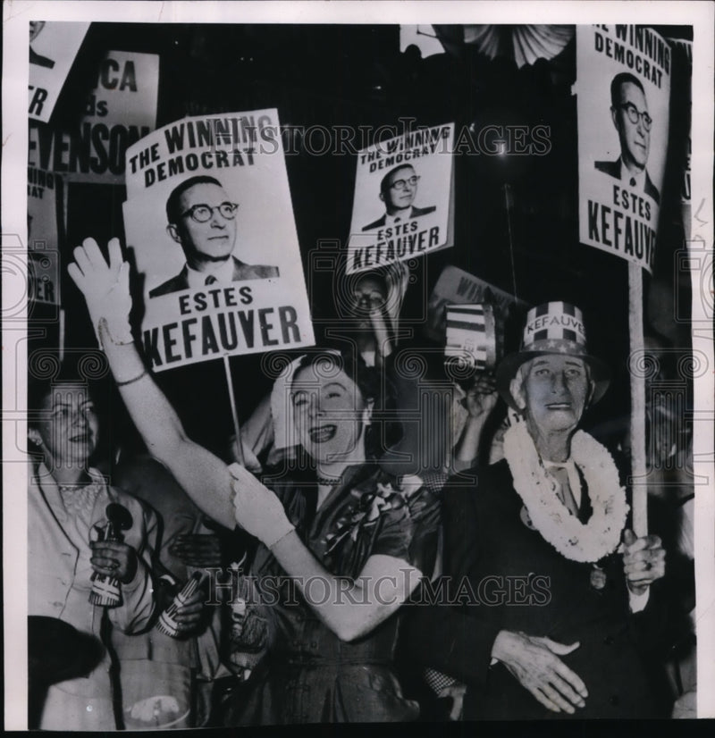Load image into Gallery viewer, 1952 Press Photo Wife &amp; Father of Estes Kefauver at Democratic Convention
