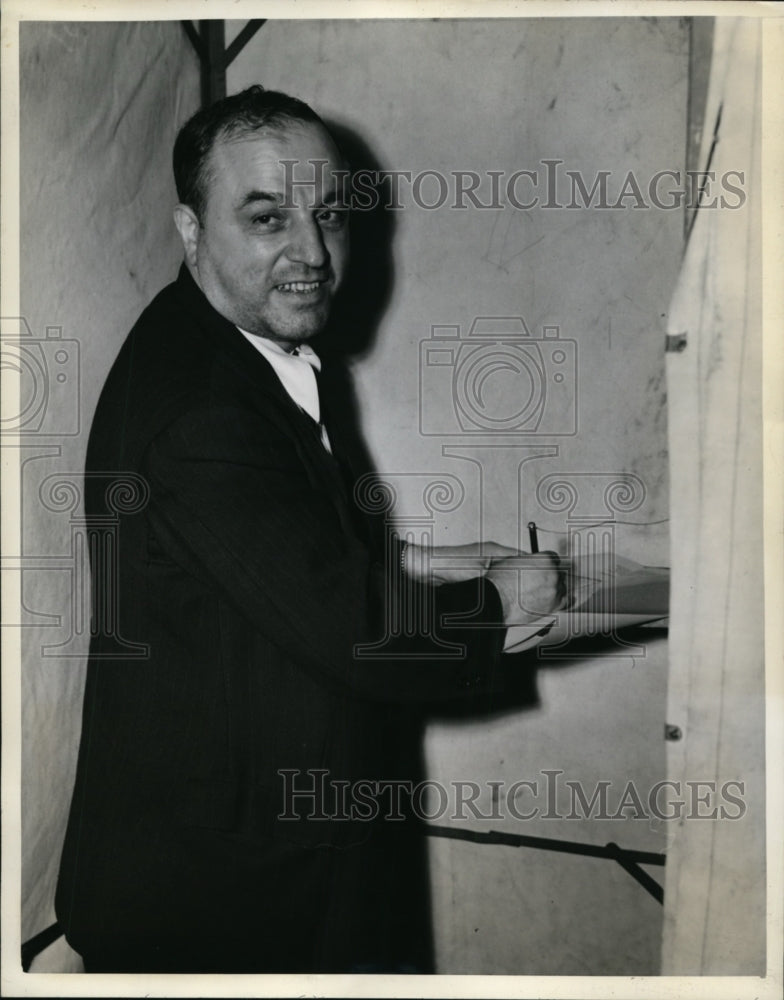 1942 Press Photo Frank Rica Voting in Congressional Primary Election, New York
