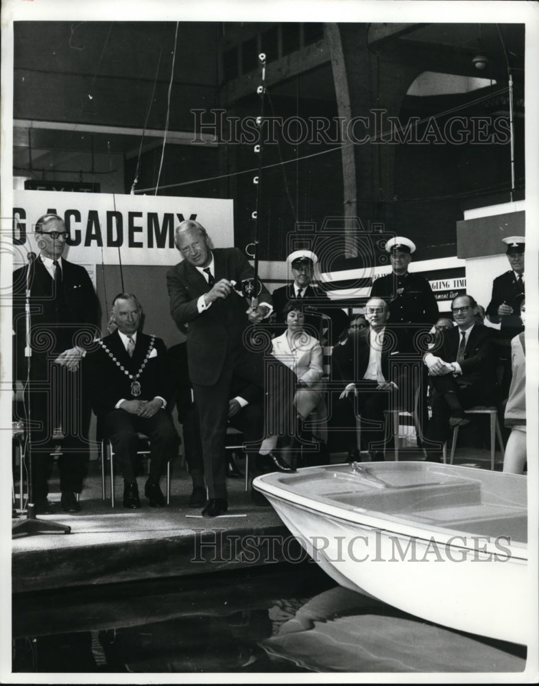 Load image into Gallery viewer, 1968 Press Photo Edward Heath at National Angling Show London Horticultural Hall
