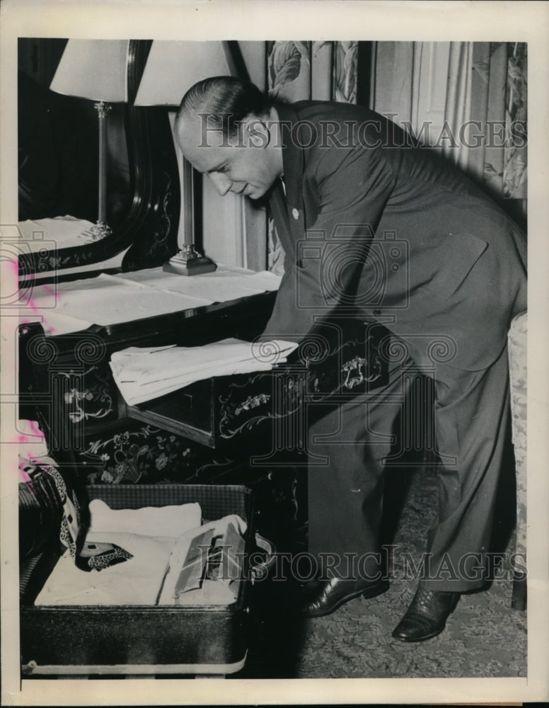 Load image into Gallery viewer, 1948 Press Photo Herbert Brownell in Philadelphia for GOP National Convention
