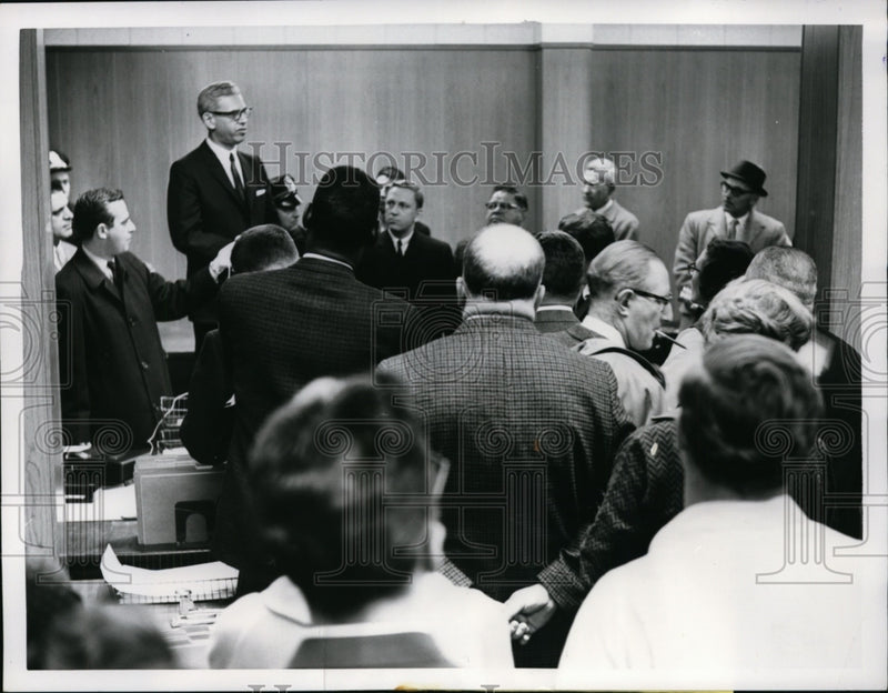 Load image into Gallery viewer, 1961 Press Photo Labor Secretary Arthur Goldberg &amp; unemployed in Indiana
