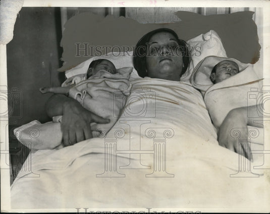 1934 Press Photo Mrs Manfred & twins at NYC hospital after refused by LI College- Historic Images