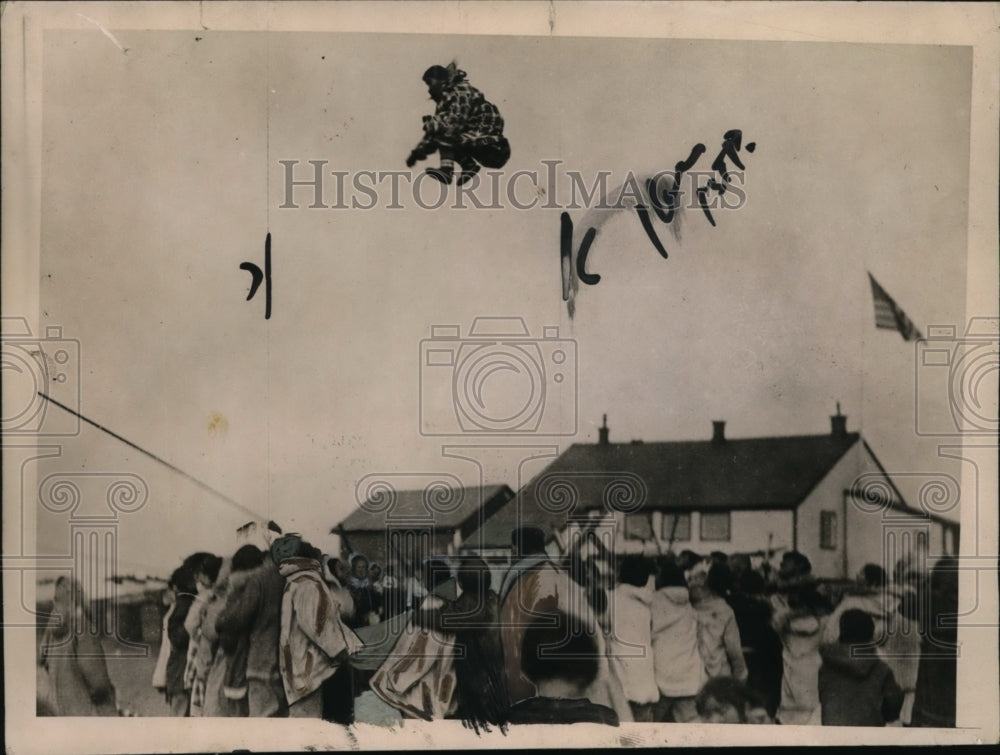 1921 Press Photo Blanket toss game of the Eskimos at Wales Alaska - nep06684