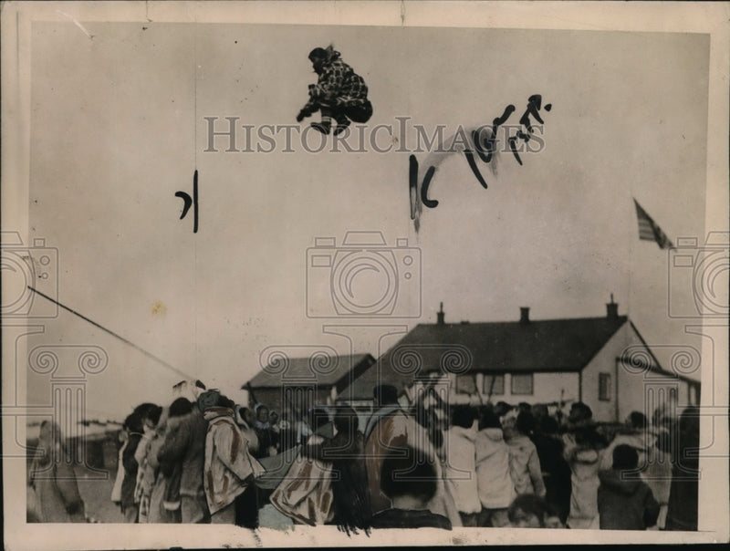 Load image into Gallery viewer, 1921 Press Photo Blanket toss game of the Eskimos at Wales Alaska - nep06684
