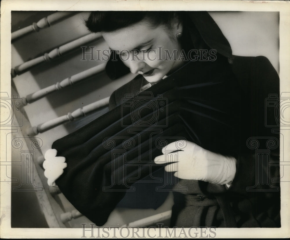 1941 Press Photo A fashion model holds a purse in dark fabric - nep06689