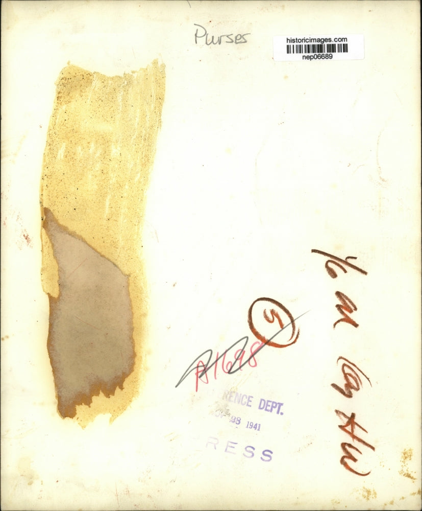 1941 Press Photo A fashion model holds a purse in dark fabric - nep06689