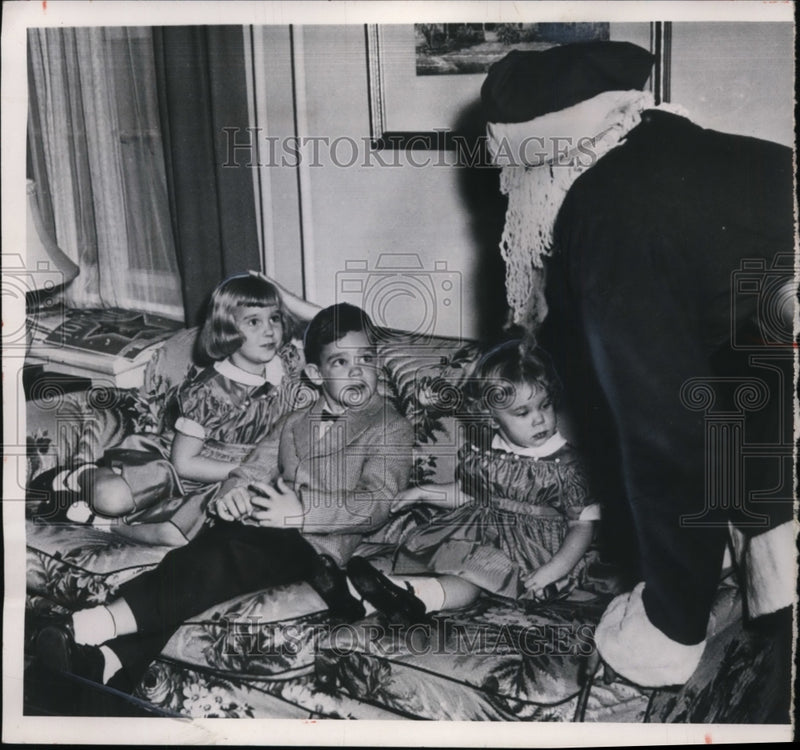 Load image into Gallery viewer, 1953 Press Photo Dwight Eisenhower II &amp; sisters Susan, Barbara &amp; Santa Claus
