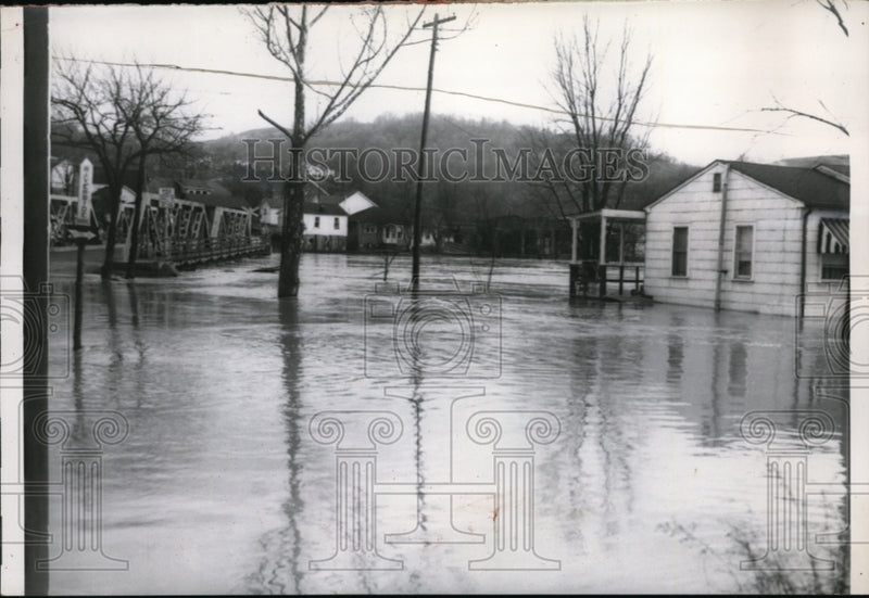 Load image into Gallery viewer, 1957 Press Photo Clarksburg West Virginia floods from heavy rains - nep06696
