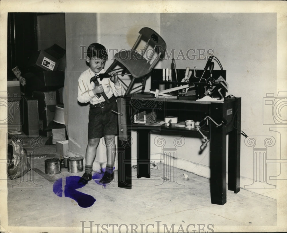 1934 Press Photo A young boy fixes a chair in a workshop - nep06712