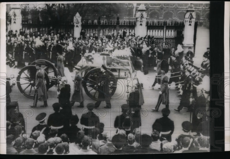Load image into Gallery viewer, 1952 Press Photo Funeral procession of King George VI in London - nep06774
