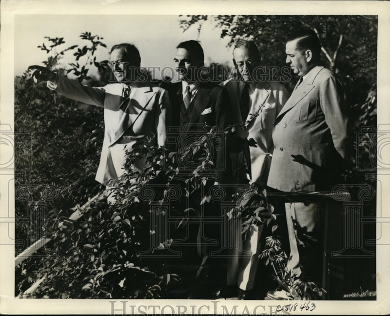 Load image into Gallery viewer, 1939 Press Photo Thomas E. Dewey &amp; Illinois GOP at Lake Michigan Bluff
