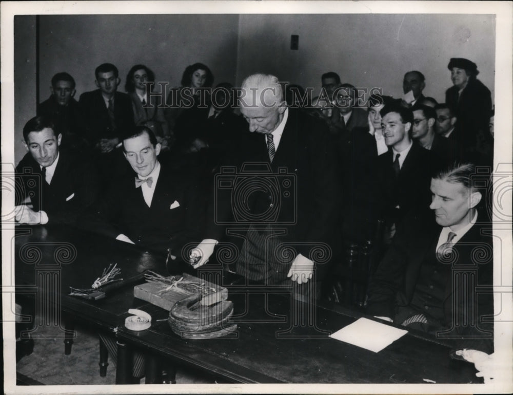 1947 Press Photo London Paying Traditional Rent to King's Remembrancer Court
