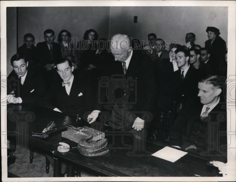 Load image into Gallery viewer, 1947 Press Photo London Paying Traditional Rent to King's Remembrancer Court
