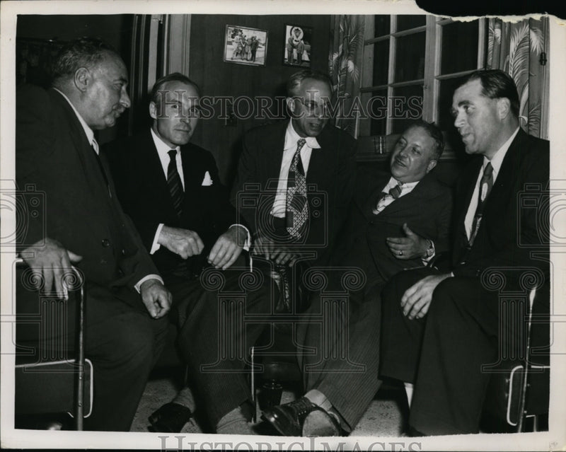 Load image into Gallery viewer, 1949 Press Photo Cleveland &amp; Canadian Leaders Meeting - nep06805
