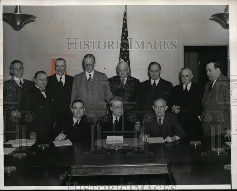 Load image into Gallery viewer, 1942 Press Photo National War Labor Board in DC George Taylor - nep06826
