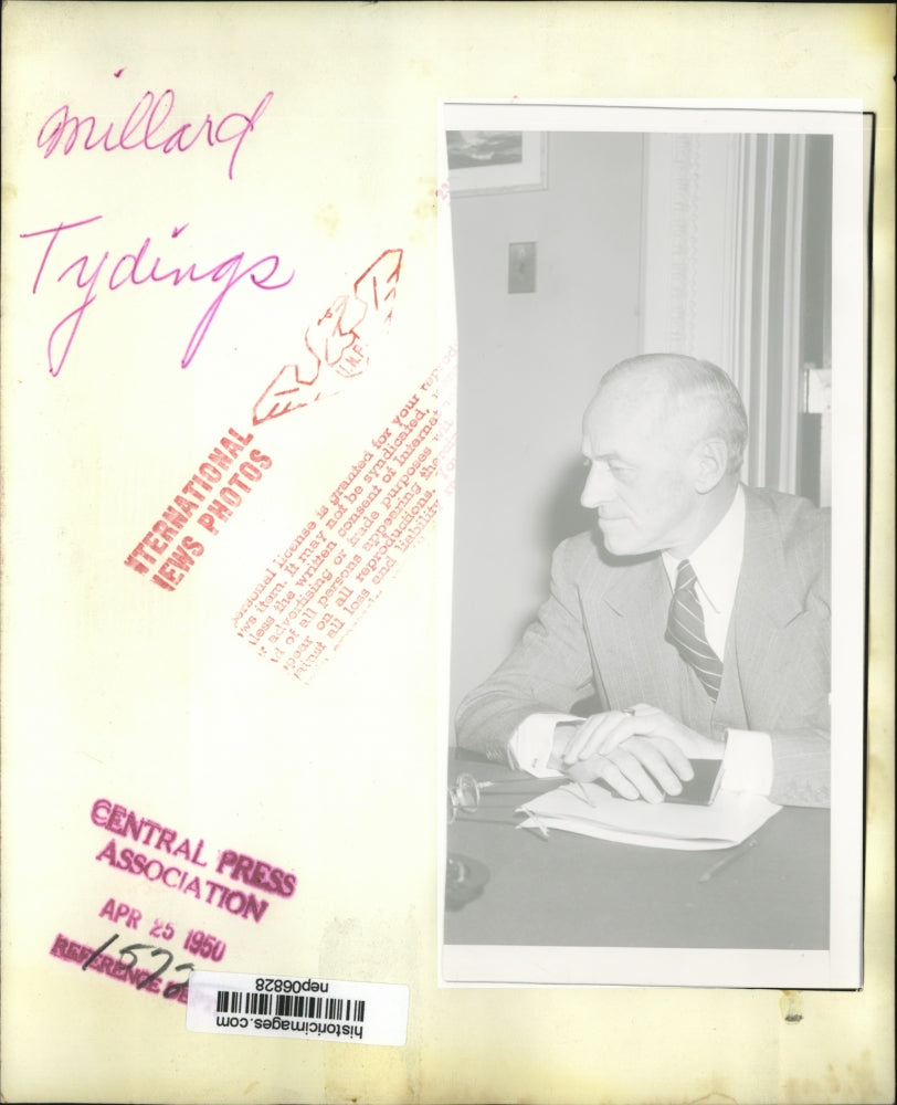 1950 Press Photo Women chop hole in ice for a swi as others skate - nep06828