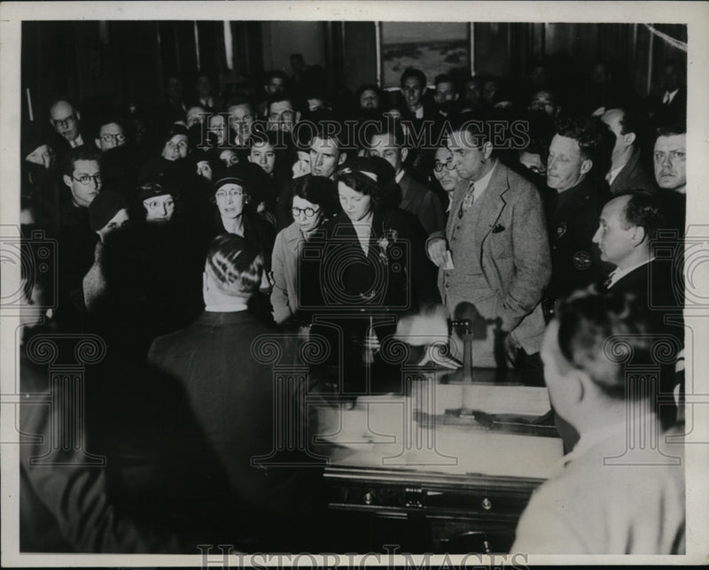 Load image into Gallery viewer, 1933 Press Photo Women garment worker strikers at LA Mayors office - nep06839
