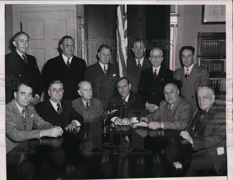 Load image into Gallery viewer, 1946 Press Photo GOP Committee Reps Clifford Hope, Tom Jenkins - nep06857

