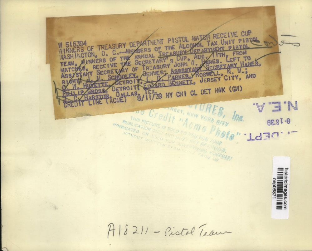 1939 Press Photo Winners of Treasury Department Pistol Match Receive Cup